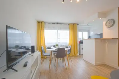 Télévision ou salle de divertissement dans l'établissement APPARTEMENT MODERNE A CAEN POUR 4 PERSONNES
