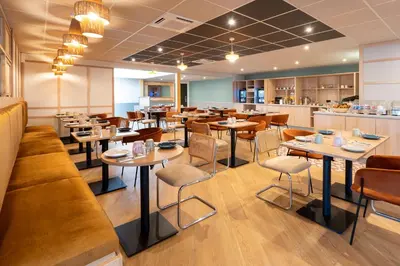 Restaurant ou autre lieu de restauration dans l'établissement Sure Hotel by Best Western Caen Memorial