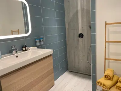 Salle de bains dans l'établissement Villa kahlo Omaha Beach