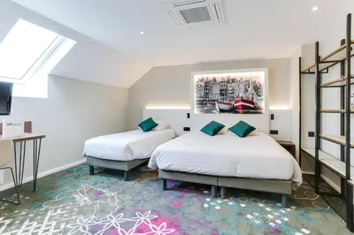 Un ou plusieurs lits dans un hébergement de l'établissement Brit Hotel Caen Nord - Mémorial