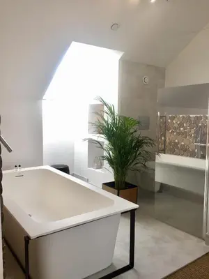 Salle de bains dans l'établissement Galerie, Tumulus de la Hogue