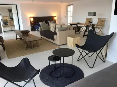 Coin salon dans l'établissement Galerie, Tumulus de la Hogue