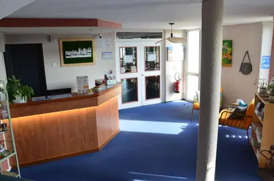 Coin salon dans l'établissement BRIT HOTEL Caen Hérouville
