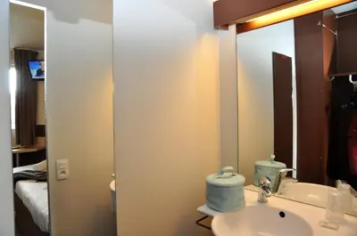Salle de bains dans l'établissement B Hotel Caen Mondeville