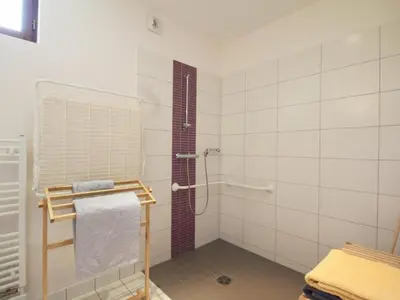 Salle de bains dans l'établissement Gîte familial 12 pers., animaux acceptés, à l'orée de la forêt - FR-1-497-18