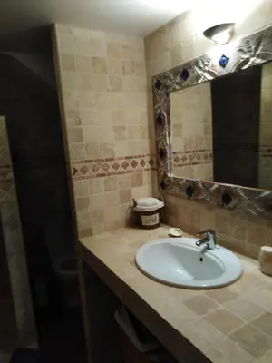 Salle de bains dans l'établissement L'Tas De Cailloux
