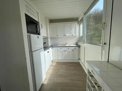 Cuisine ou kitchenette dans l'établissement Appartement rénové avec tennis privé, parking et vue mer - FR-1-361-162