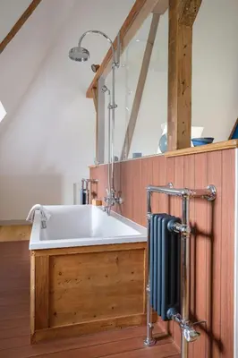 Salle de bains dans l'établissement Le Domaine de Ravenoville - Pierres d'Histoire