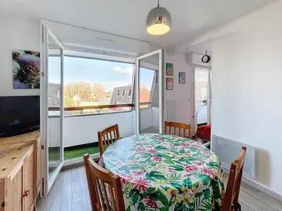 Télévision ou salle de divertissement dans l'établissement Charmant Studio Cabine 4 Pers, Balcons, Parking Privé, à 300m de la Plage de Merville-Franceville - FR-1-465-37
