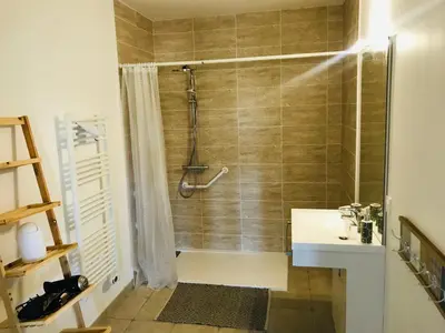 Salle de bains dans l'établissement Gîtes des champs & Spa