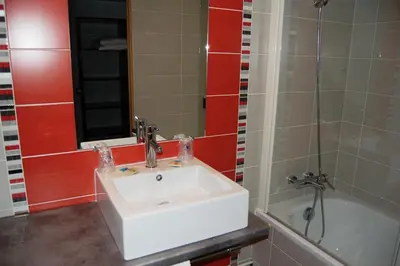 Salle de bains dans l'établissement Hôtel Cositel, CIT'HOTEL Coutances