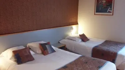 Un ou plusieurs lits dans un hébergement de l'établissement Hôtel Cositel, CIT'HOTEL Coutances