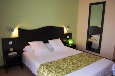Un ou plusieurs lits dans un hébergement de l'établissement Hôtel Cositel, CIT'HOTEL Coutances