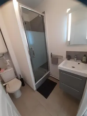 Salle de bains dans l'établissement Appart. sur Caen avec Garage et Wifi.
