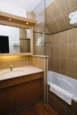 Salle de bains dans l'établissement Le Relais Du Roy