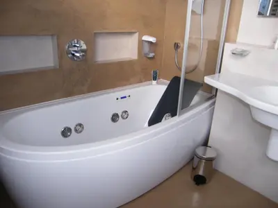 Salle de bains dans l'établissement CIT'HOTEL Saint-Pierre