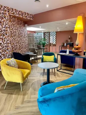 Coin salon dans l'établissement Hôtel Le Pavillon de Saint-Lô