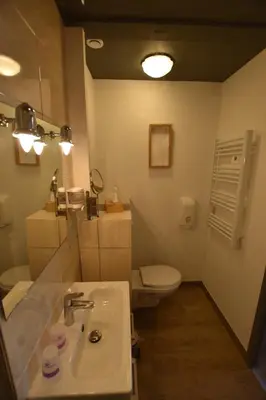 Salle de bains dans l'établissement Hôtel Le Bayeux