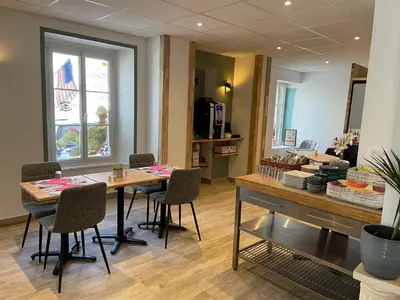 Télévision ou salle de divertissement dans l'établissement Hôtel Le Bayeux