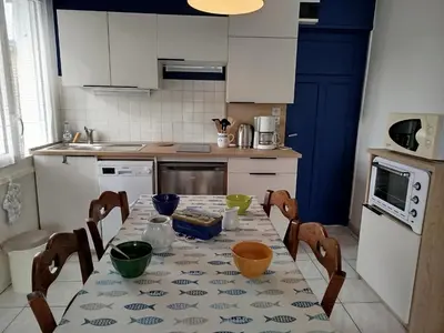 Cuisine ou kitchenette dans l'établissement gite notre désir 100 m de la mer
