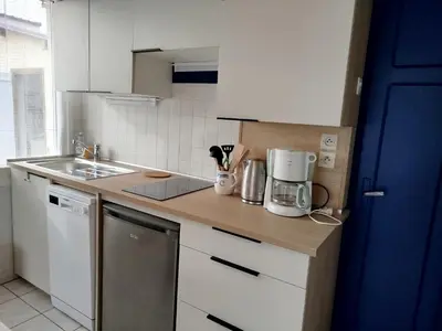 Cuisine ou kitchenette dans l'établissement gite notre désir 100 m de la mer