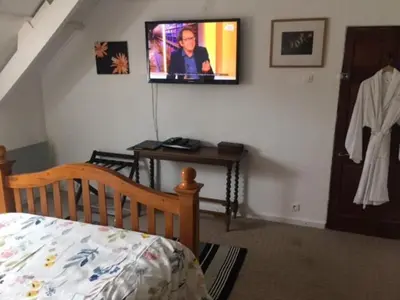 Télévision ou salle de divertissement dans l'établissement Chez Thomas 7 Route du Monde Ancien