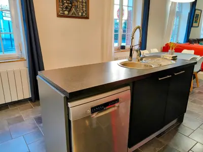 Cuisine ou kitchenette dans l'établissement kerwatt - Grande et belle maison de ville avec jardin, proche centre et mer
