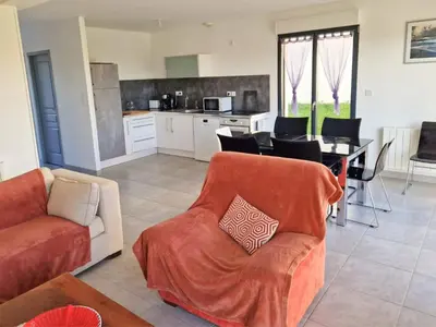 Cuisine ou kitchenette dans l'établissement Sherman & Willy Jeep - 2 Maisons de vacances, 4min à pied de la plage - Parking privé - Wifi gratuit - Terrasse - Calme