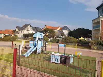Aire de jeux pour enfants de l'établissement Port-Guillaume, résidence de vacances avec mer & piscine