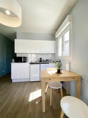 Cuisine ou kitchenette dans l'établissement Port-Guillaume, résidence de vacances avec mer & piscine