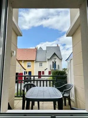 Balcon ou terrasse dans l'établissement Port-Guillaume, résidence de vacances avec mer & piscine