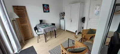 Cuisine ou kitchenette dans l'établissement CHAMBRE AVEC SUITE DE 26 M2