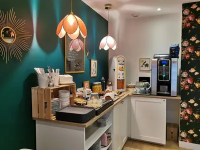 Cuisine ou kitchenette dans l'établissement Hôtel La Fontaine Caen Centre