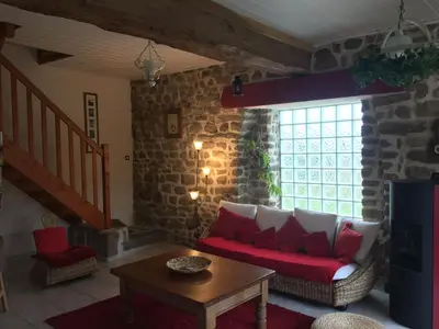 Coin salon dans l'établissement Proche Mont St-Michel, deux maisons authentiques au cœur de la nature, domaine de l'Angevinière