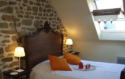 Un ou plusieurs lits dans un hébergement de l'établissement Proche Mont St-Michel, deux maisons authentiques au cœur de la nature, domaine de l'Angevinière