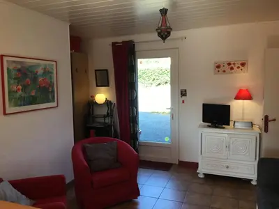 Télévision ou salle de divertissement dans l'établissement Proche Mont St-Michel, deux maisons authentiques au cœur de la nature, domaine de l'Angevinière