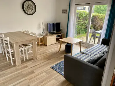 Télévision ou salle de divertissement dans l'établissement Rez de jardin CABOURG