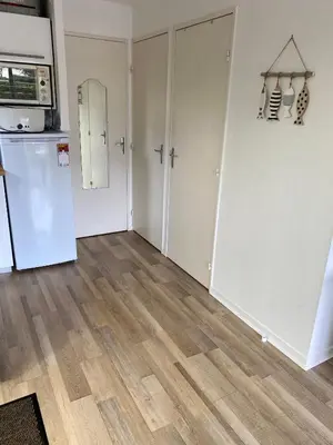 Cuisine ou kitchenette dans l'établissement Rez de jardin CABOURG