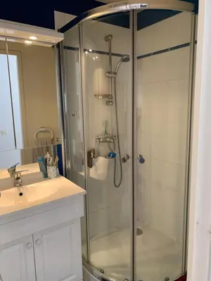 Salle de bains dans l'établissement Rez de jardin CABOURG