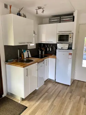 Cuisine ou kitchenette dans l'établissement Rez de jardin CABOURG