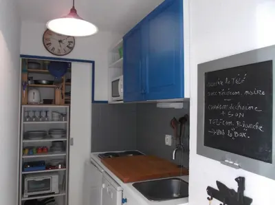 Cuisine ou kitchenette dans l'établissement résidence de la plage
