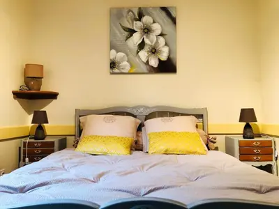 Un ou plusieurs lits dans un hébergement de l'établissement Appartement moderne à La Ferrière-aux-Étangs de 55 m² avec jacuzzi