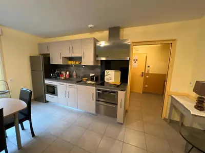 Cuisine ou kitchenette dans l'établissement Appartement moderne à La Ferrière-aux-Étangs de 55 m² avec jacuzzi