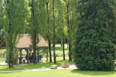 Jardin de l'établissement Studio confortable à La Ferrière-aux-Étangs - 25 m² avec sauna