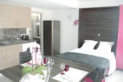 Cuisine ou kitchenette dans l'établissement Studio confortable à La Ferrière-aux-Étangs - 25 m² avec sauna