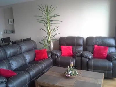 Coin salon dans l'établissement Rare à Granville! Appartement avec terrasse! Vue mer!