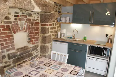 Cuisine ou kitchenette dans l'établissement La Boulangerie de Gitesocotentin, charmant cocon pour déconnecter