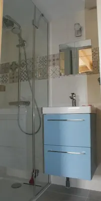 Salle de bains dans l'établissement La Boulangerie de Gitesocotentin, charmant cocon pour déconnecter