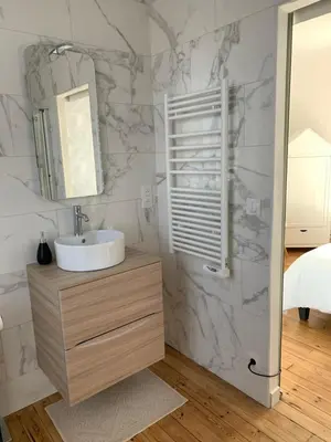 Salle de bains dans l'établissement VILLA CATHY Chambres d hôtes