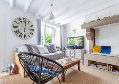 Télévision ou salle de divertissement dans l'établissement Cute Normandy Chaleureuse Maison au Cap Levi